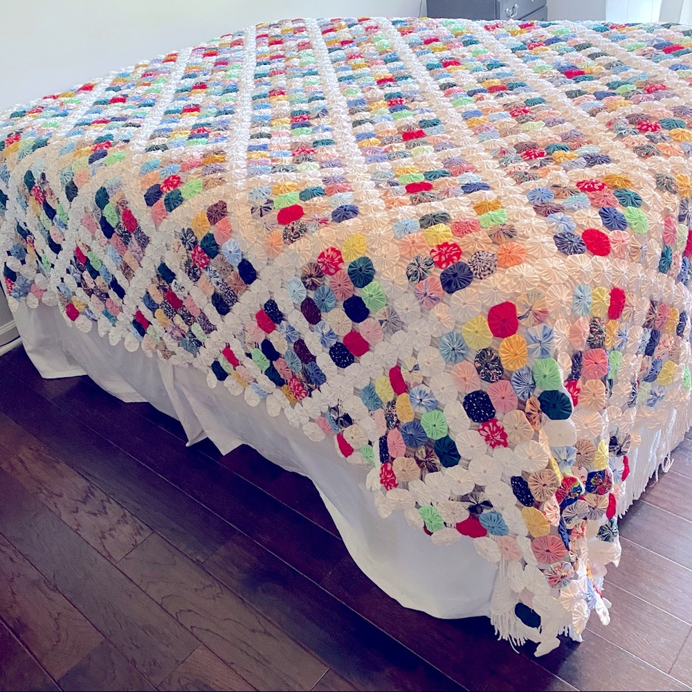 ‼️SOLD‼️Vintage One of a Kind Handmade Yo-Yo Coverlet - Picture 8 of 11